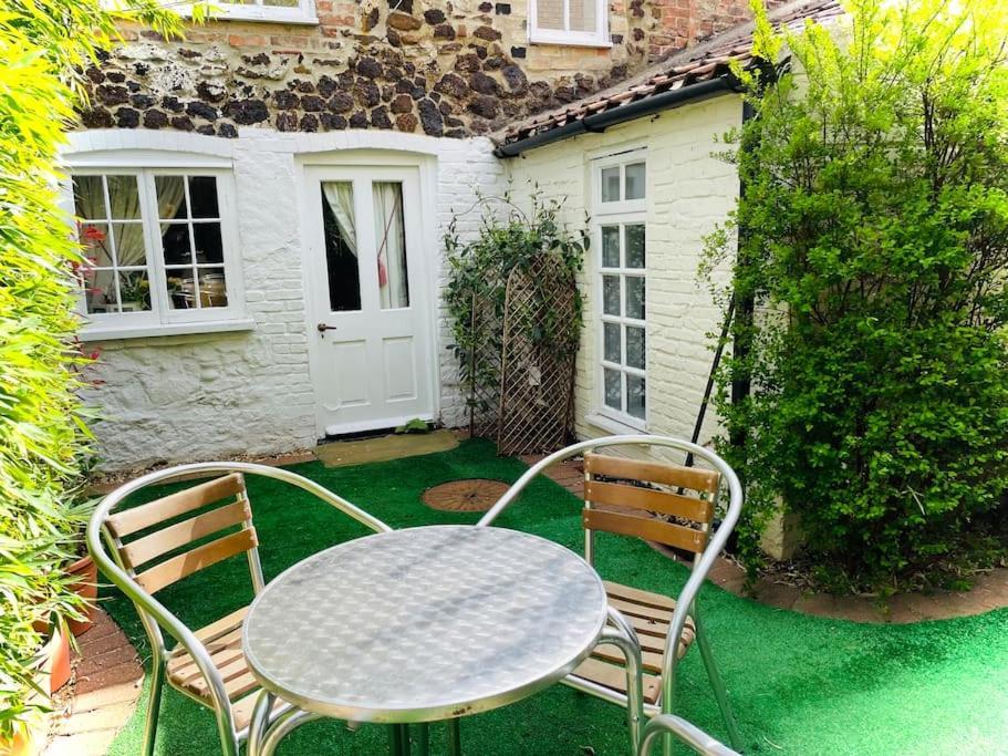 The Beehive, Ground Floor Apartment In Norfolk, No Shared Amenities Даунам Маркет Екстериор снимка