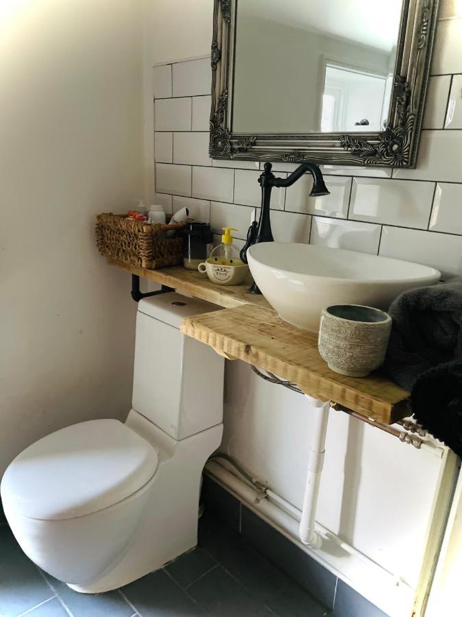 The Beehive, Ground Floor Apartment In Norfolk, No Shared Amenities Даунам Маркет Екстериор снимка