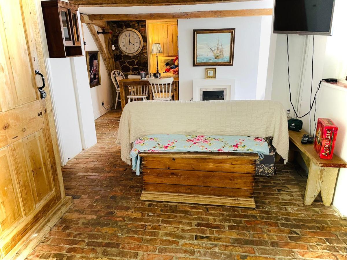The Beehive, Ground Floor Apartment In Norfolk, No Shared Amenities Даунам Маркет Екстериор снимка