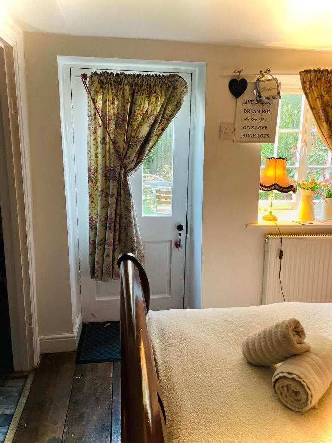 The Beehive, Ground Floor Apartment In Norfolk, No Shared Amenities Даунам Маркет Екстериор снимка