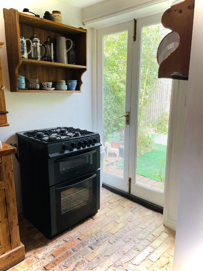 The Beehive, Ground Floor Apartment In Norfolk, No Shared Amenities Даунам Маркет Екстериор снимка