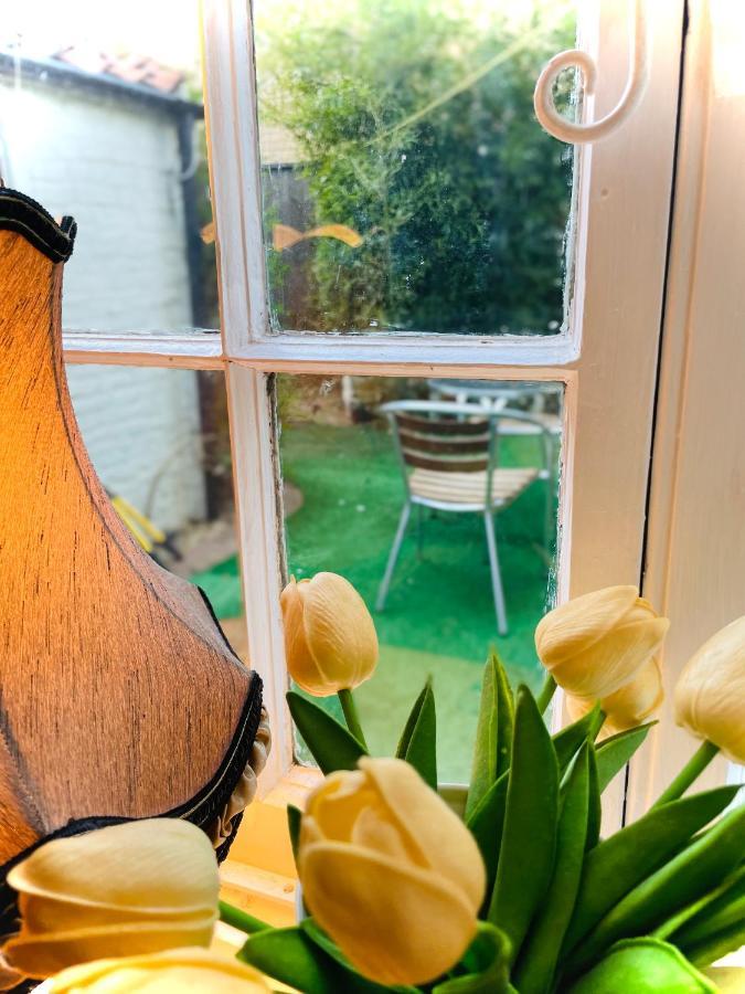 The Beehive, Ground Floor Apartment In Norfolk, No Shared Amenities Даунам Маркет Екстериор снимка